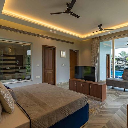 Stayvista At Serenity Farms With Pool, Lawn, Bonfire & Bbq Sohna Екстериор снимка