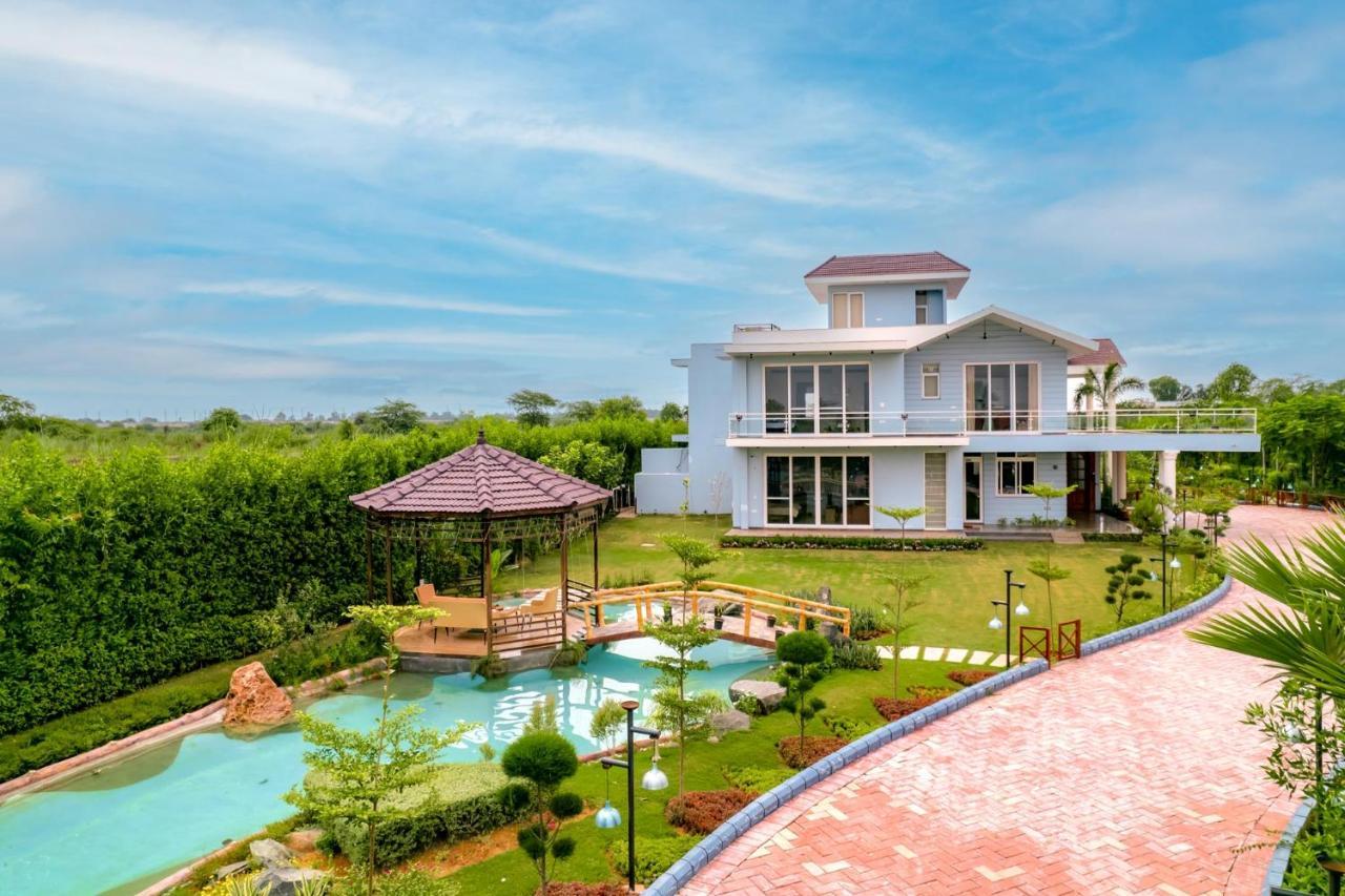 Stayvista At Serenity Farms With Pool, Lawn, Bonfire & Bbq Sohna Екстериор снимка
