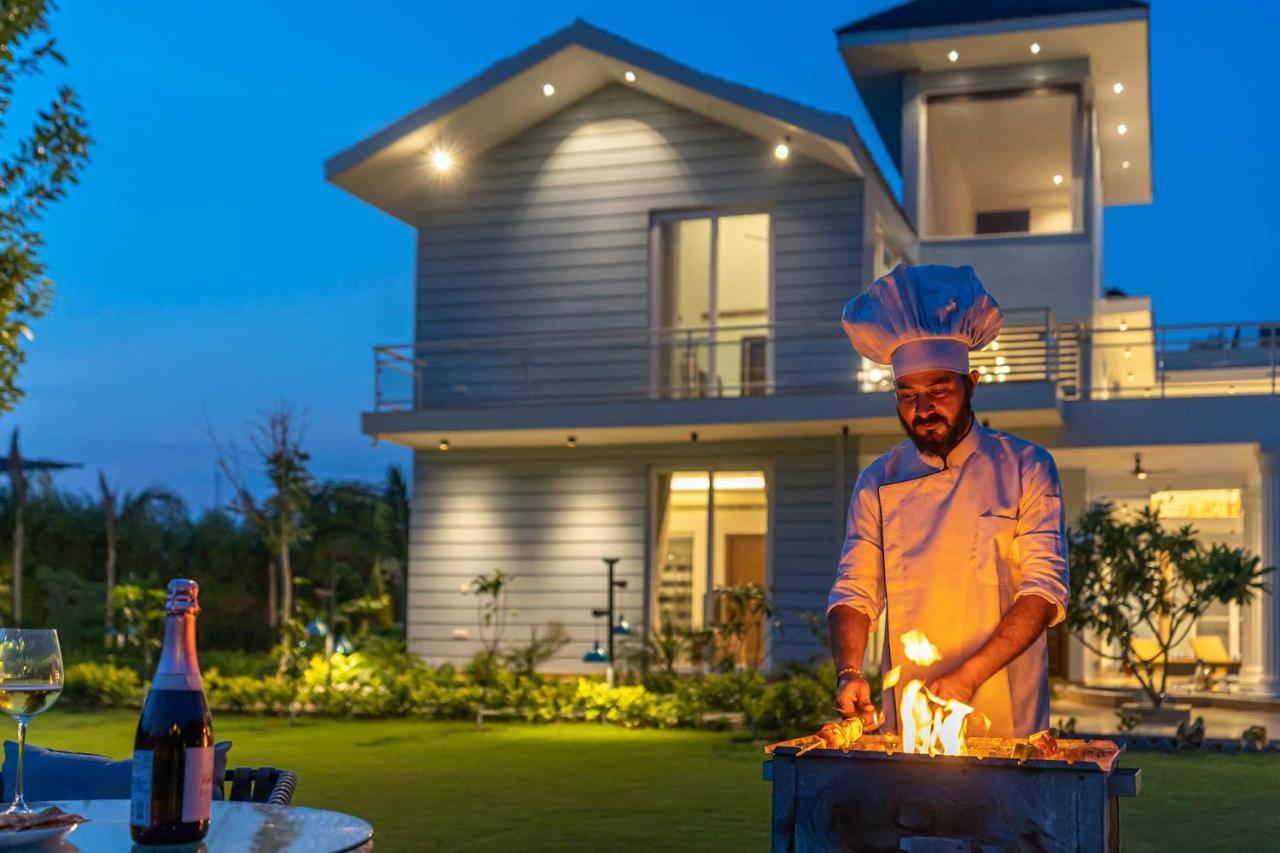 Stayvista At Serenity Farms With Pool, Lawn, Bonfire & Bbq Sohna Екстериор снимка