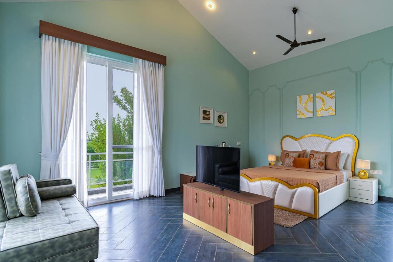 Stayvista At Serenity Farms With Pool, Lawn, Bonfire & Bbq Sohna Екстериор снимка