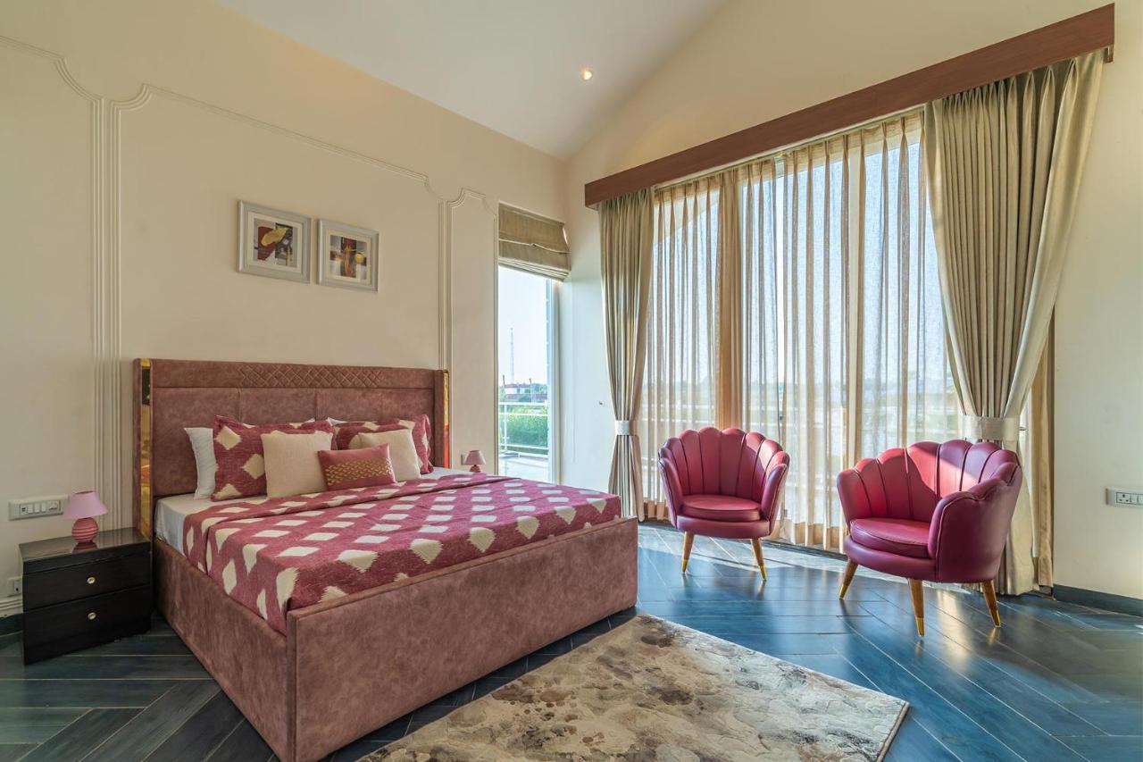 Stayvista At Serenity Farms With Pool, Lawn, Bonfire & Bbq Sohna Екстериор снимка