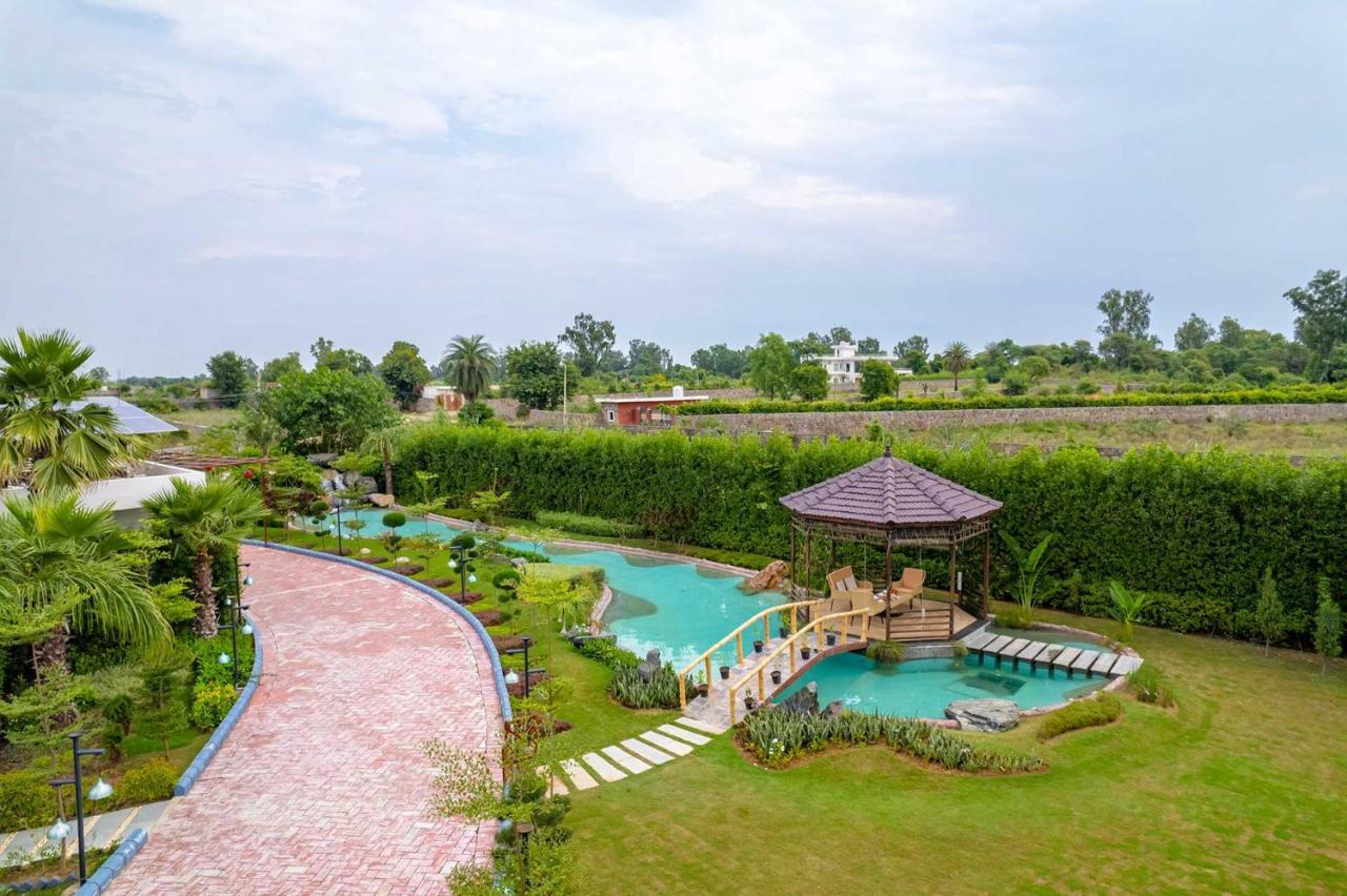 Stayvista At Serenity Farms With Pool, Lawn, Bonfire & Bbq Sohna Екстериор снимка