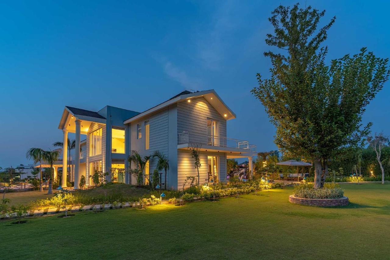 Stayvista At Serenity Farms With Pool, Lawn, Bonfire & Bbq Sohna Екстериор снимка