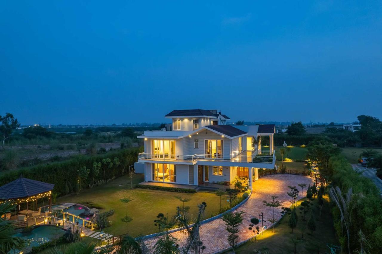 Stayvista At Serenity Farms With Pool, Lawn, Bonfire & Bbq Sohna Екстериор снимка