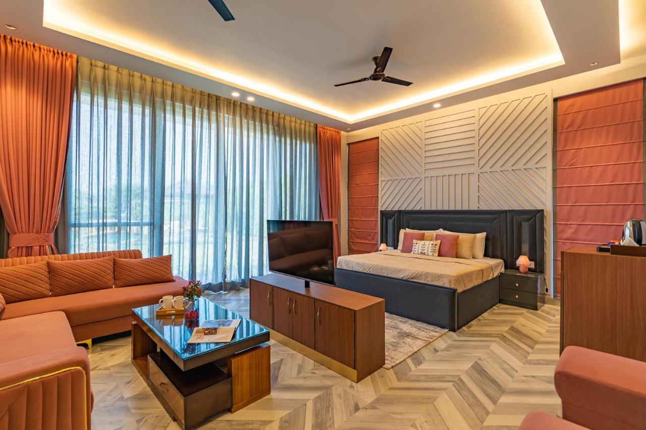 Stayvista At Serenity Farms With Pool, Lawn, Bonfire & Bbq Sohna Екстериор снимка