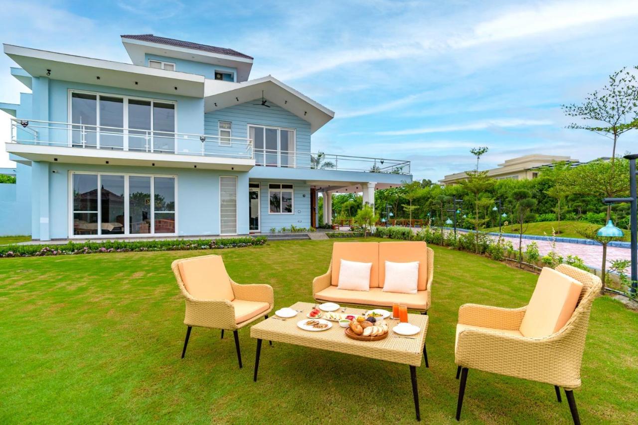 Stayvista At Serenity Farms With Pool, Lawn, Bonfire & Bbq Sohna Екстериор снимка